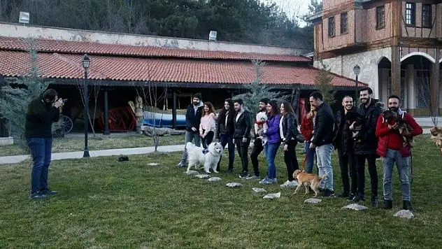 Fotoğraf çektirip ücretini mamayla ödüyorlar