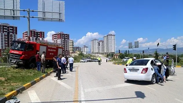 İtfaiye aracı ile otomobil çarpıştı: 4 yaralı