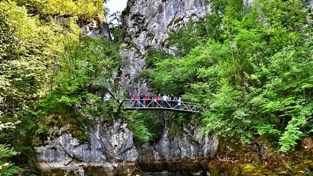 Öğretmenler, doğa harikası Çatak Kanyonunda 7 kilometre yürüdü