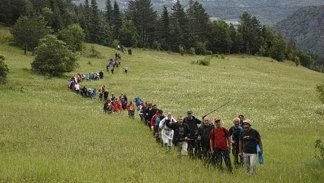 Yağmur altında Atatürk ve İstiklal Yolu Yürüyüşü devam ediyor