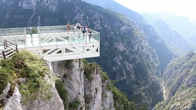 450 metre yükseklikteki cam terasa ziyaretçi ilgisi