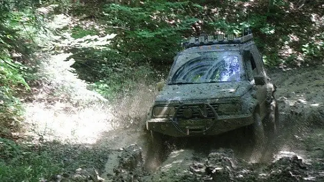 Off-Roadçıların çamurla mücadelesi nefesleri kesti 