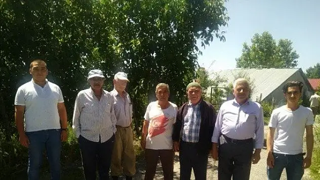 İki kez aynı köye inen ayı, arı kovanlarını parçaladı