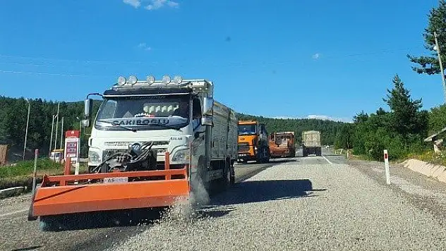Yola dökülen mıcır sürücülere zor anlar yaşatıyor