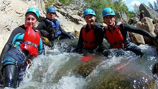 30 Ağustos zaferini Çatak kanyonunu geçerek kutladılar