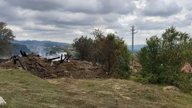 Devrekani'de bir ev, bir ahır ve samanlık yangında küle döndü