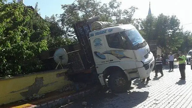 Freni boşalan kamyon, evin bahçesine uçtu: 1 yaralı