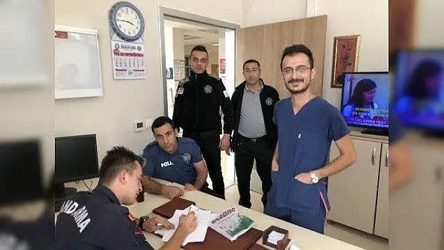 Hastane tuvaletinde bulduğu yüklü parayı, polise teslim etti