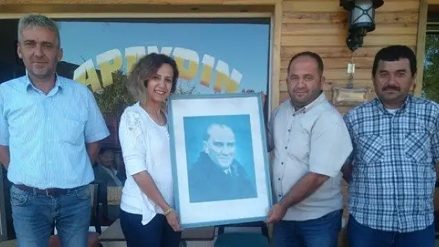 İşçiler çöpte buldukları Atatürk portresini temizleyip kadın muhtara hediye etti