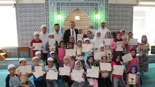 Kaymakam Deniz Pişkin'den yaz kursu öğrencilerine kitap hediyesi