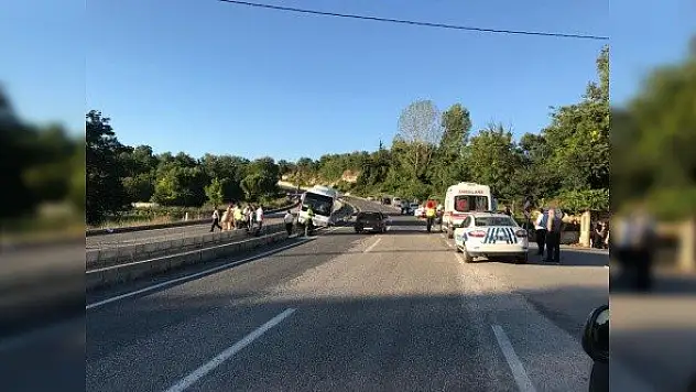 Lastiği patlayan yolcu minibüsündeki yolcular ölümden döndü