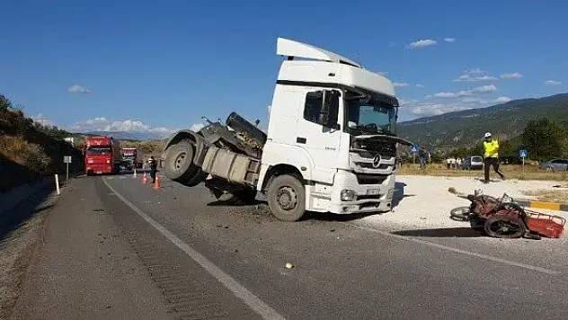 Motosiklet, kum yüklü kamyonun altına girdi: 1 ölü