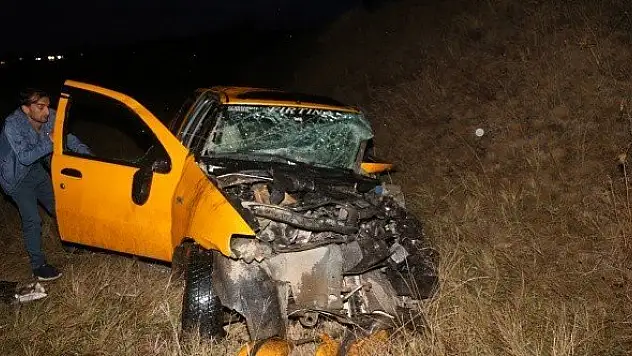 Kamyon, ticari taksiyle çarpıştı: 5 yaralı