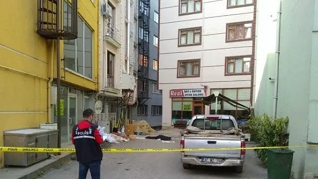 Otelin penceresinden düşen genç hayatını kaybetti