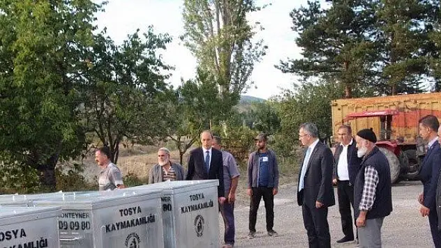 Tosya'da Suluca ve Çifter köylerine çöp konteynırı teslim edildi