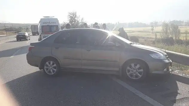 Yoldan çıkan otomobil bariyerlere çarptı: 2 yaralı
