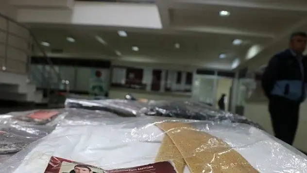 Bedirhan bebeğin zıbını da Yasin Börü'nün okul forması da bu sergide