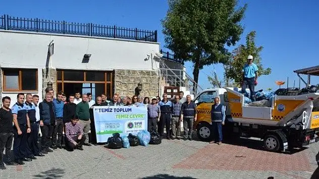 Belediye Başkanı Özay ve belediye personeli çöp topladı