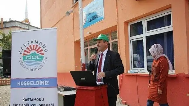 Çevre kirliliğine dikkat çekmek için çöp topladılar