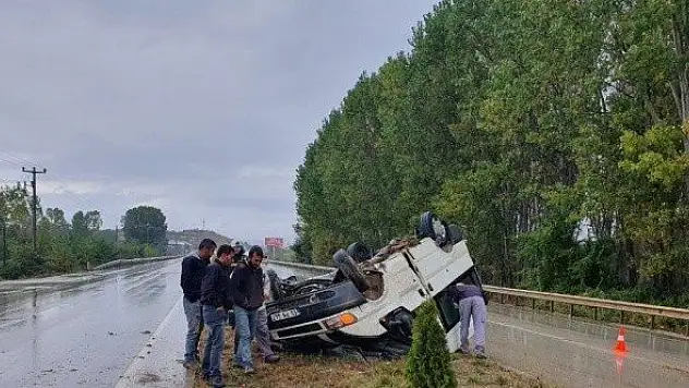 İşçileri taşıyan minibüs refüjde takla attı: 6 yaralı