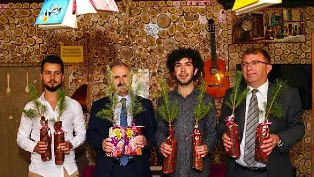 Kastamonu'da kahve içene fidan hediye eden gençler ödüllendirildi