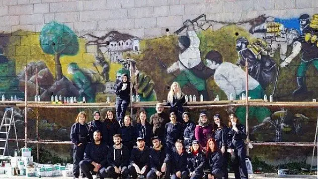 Kurtuluş Mücadelesinin zorluklarını bu duvara resmediyorlar