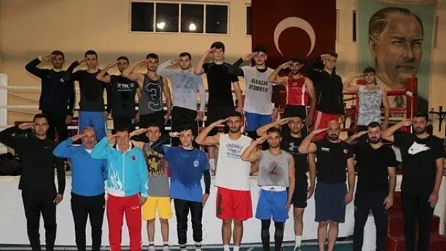 Milli boksörlerden Mehmetçik'e asker selamıyla destek