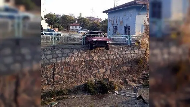 Otomobil, çaya uçmaktan son anda kurtuldu