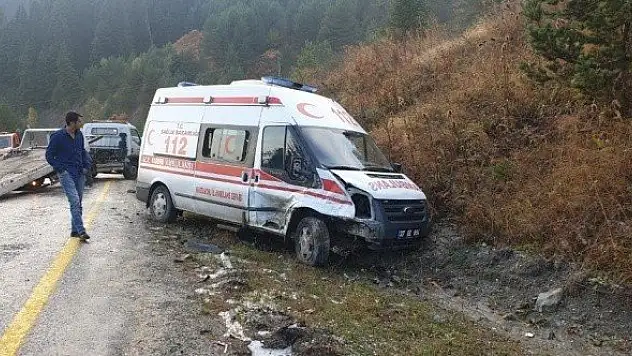 Ambulans otomobil ile çarpıştı, 1 yaralı