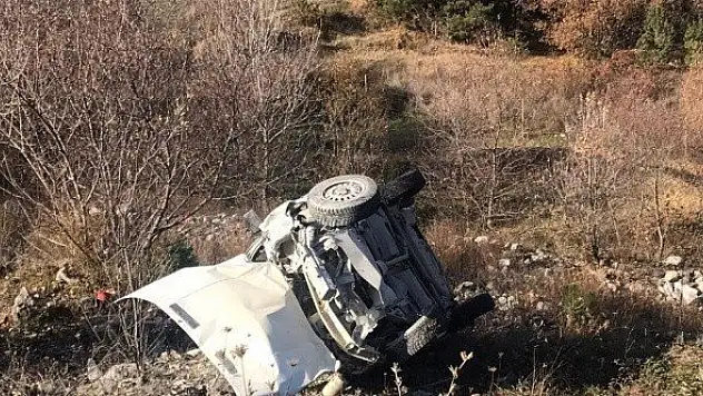 Seyir halinde uyuyan sürücü, otomobiliyle şarampole uçtu