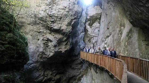 Horma Kanyonu kayalara inşa edilen platformdan geçilecek