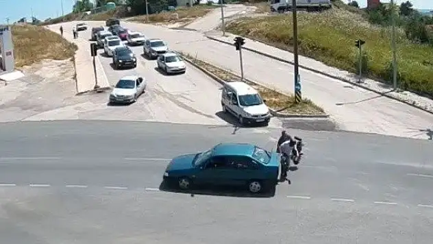Işık ihlali yaptığı iddia edilen araç, motosiklete çarptı