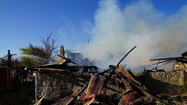 Kastamonu'da yangın: 1 ev, 2 samanlık, 1 ahır kül oldu