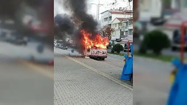 Tüpü patlayan köfte karavanı alev alev yandı
