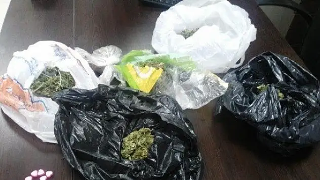 Uyuşturucu operasyonunda esrar ve bonzai ele geçirildi