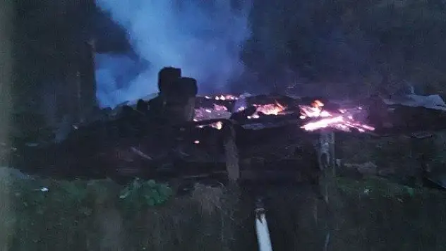 5 kişilik aile, kış vakti çıkan yangında evlerini kaybetti