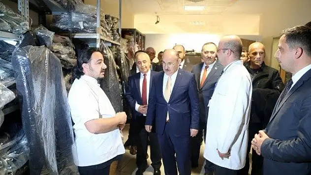 Hastanede kalan ihtiyaç sahiplerinin kıyafetleri &quotKızılay Butik&quotten