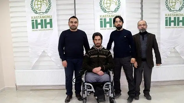 İki ayağını kaybeden gence akülü tekerlekli sandalye hediye edildi