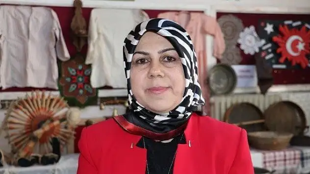 Öğrencilerden evlerinden getirdikleri tarihi eşyalarla sınıf müzesi