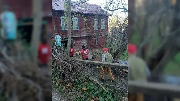 Kızılay, evleri yanan 10 kişilik aileye yardımda bulundu