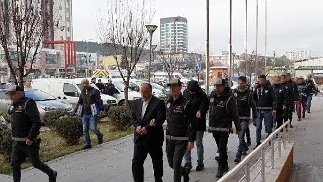 Sahte evraklarla insan kaçakçılığı yapan çeteden 4'ü tutuklandı