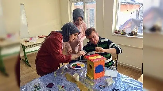 Üniversiteliler, özel bireylerle hazırladıkları kuş yuvalarını doğaya bıraktı