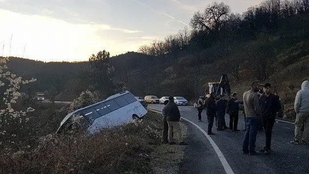 Yolcu sürücünün üzerine düştü, otobüs devrildi: 5 yaralı