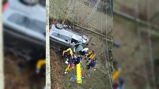 Otomobil evin bahçesine uçtu: 1 ölü, 2 yaralı