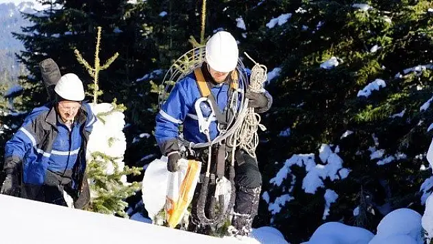 2600 rakımda 1,5 metre karda Başkent EDAŞ ekiplerinin zorlu mücadelesi
