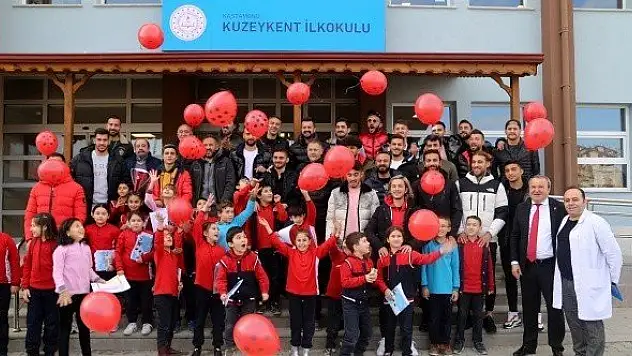 Futbolcular öğrencilere öğrenciler de futbolculara karne verdi