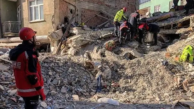 Kastamonu AFAD ve UMKE ekipleri, enkazdan iki vatandaşı kurtardı