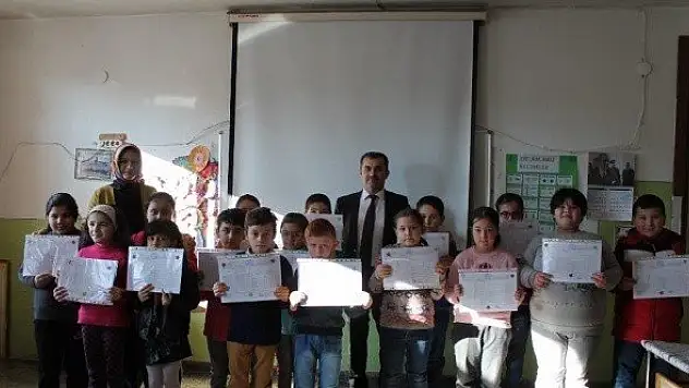 Tosya'da karnesini alan 6 bin 350 öğrenci tatile girdi