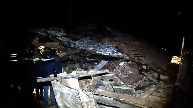 Fırtına iki katlı evi çökertti, koyunlar enkazın altında kaldı