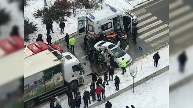 Kastamonu'da kamyon ile otomobil çarpıştı: 6 yaralı
